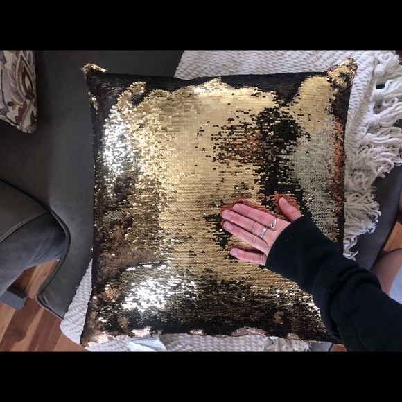 Gold sequin pillow - Picture 4 of 5